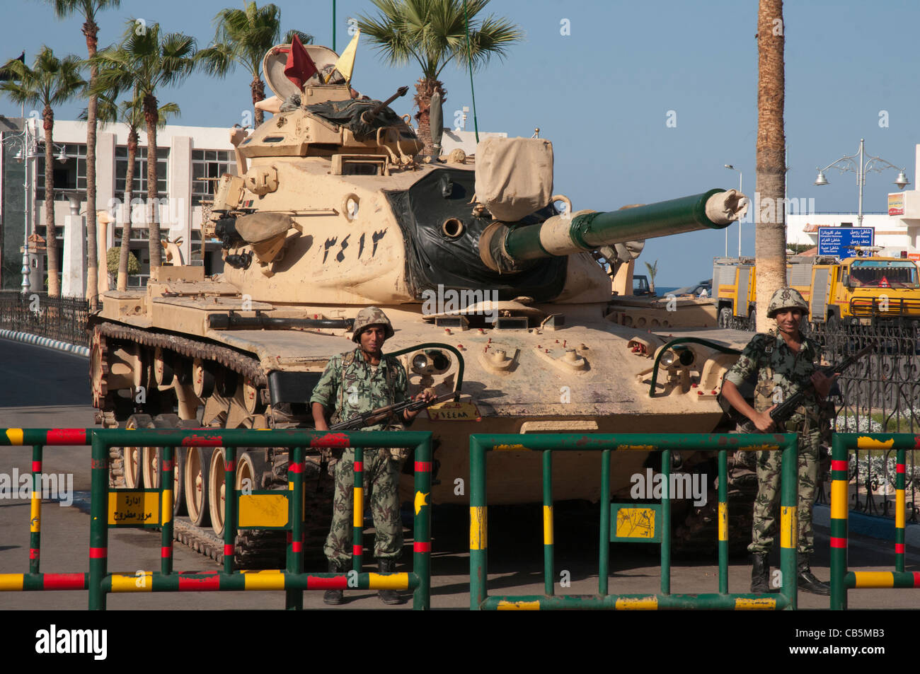 Militärische tank wachen Straßen in Marsa Matruh an der Mittelmeerküste als zweiter der ägyptischen Revolution" im November 2011 entfaltet. Stockfoto