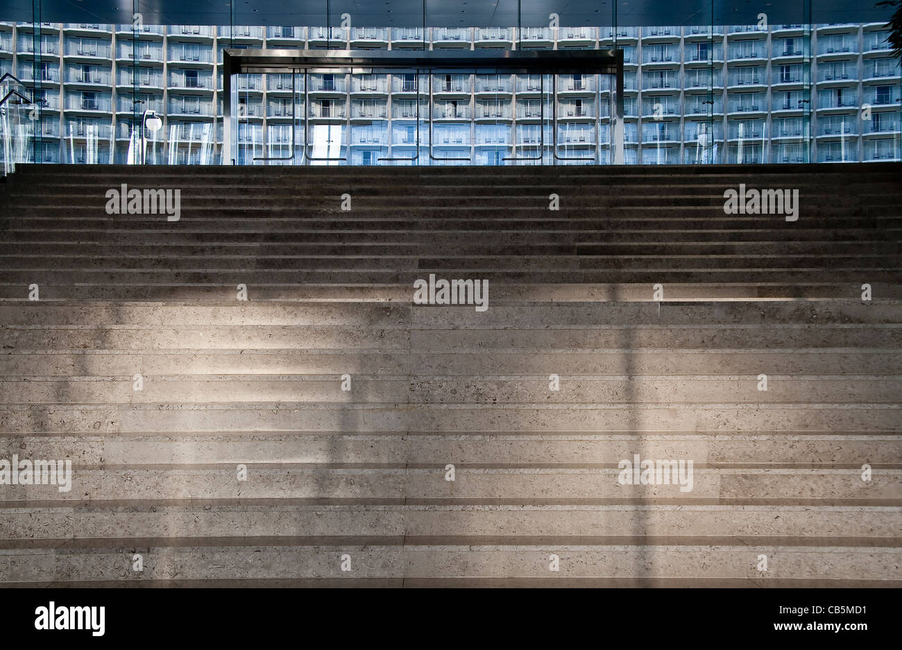 Stufen hinauf auf Klasse Türen mit Gebäude (Century Plaza Hotel) im Hintergrund in Century City Stockfoto