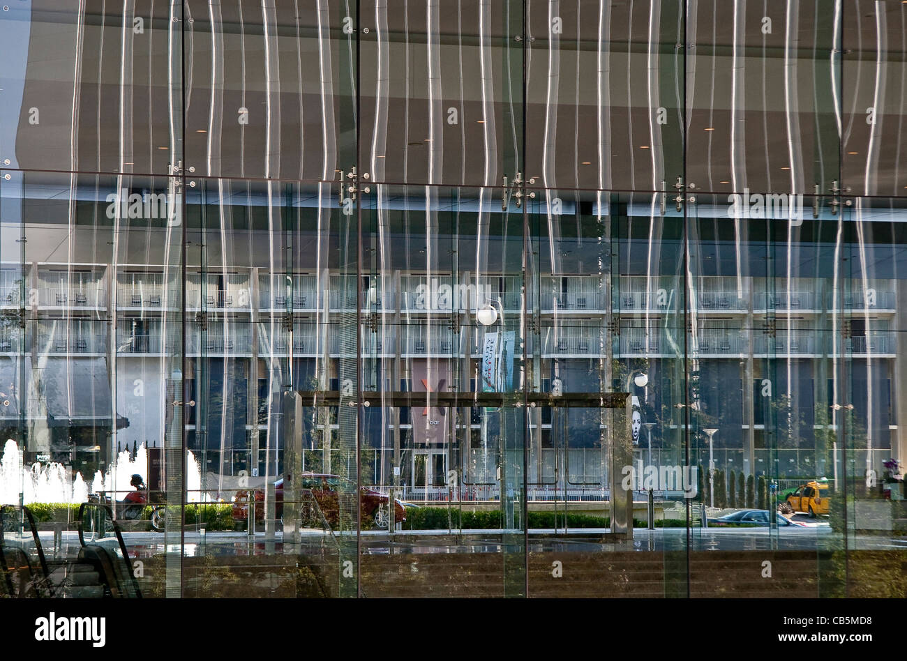 Abstrakte Mehrfachreflexionen mit Blick vom Lobby des 2000 Avenue of Stars durch Glas Century Plaza Hotel Stockfoto