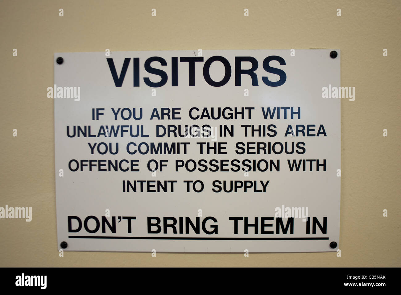 Schild Warnung Besucher gegen illegale Drogen ins Gefängnis bringen Stockfoto