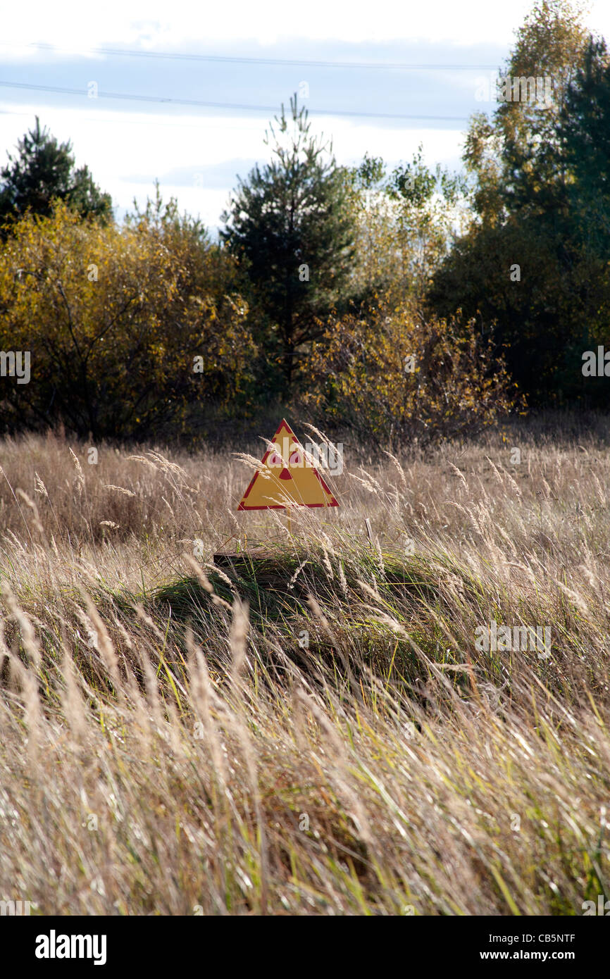 Radioaktivität Warnung Seite in der Landschaft rund um das Kernkraftwerk Tschernobyl, Tschernobyl Ukraine Stockfoto