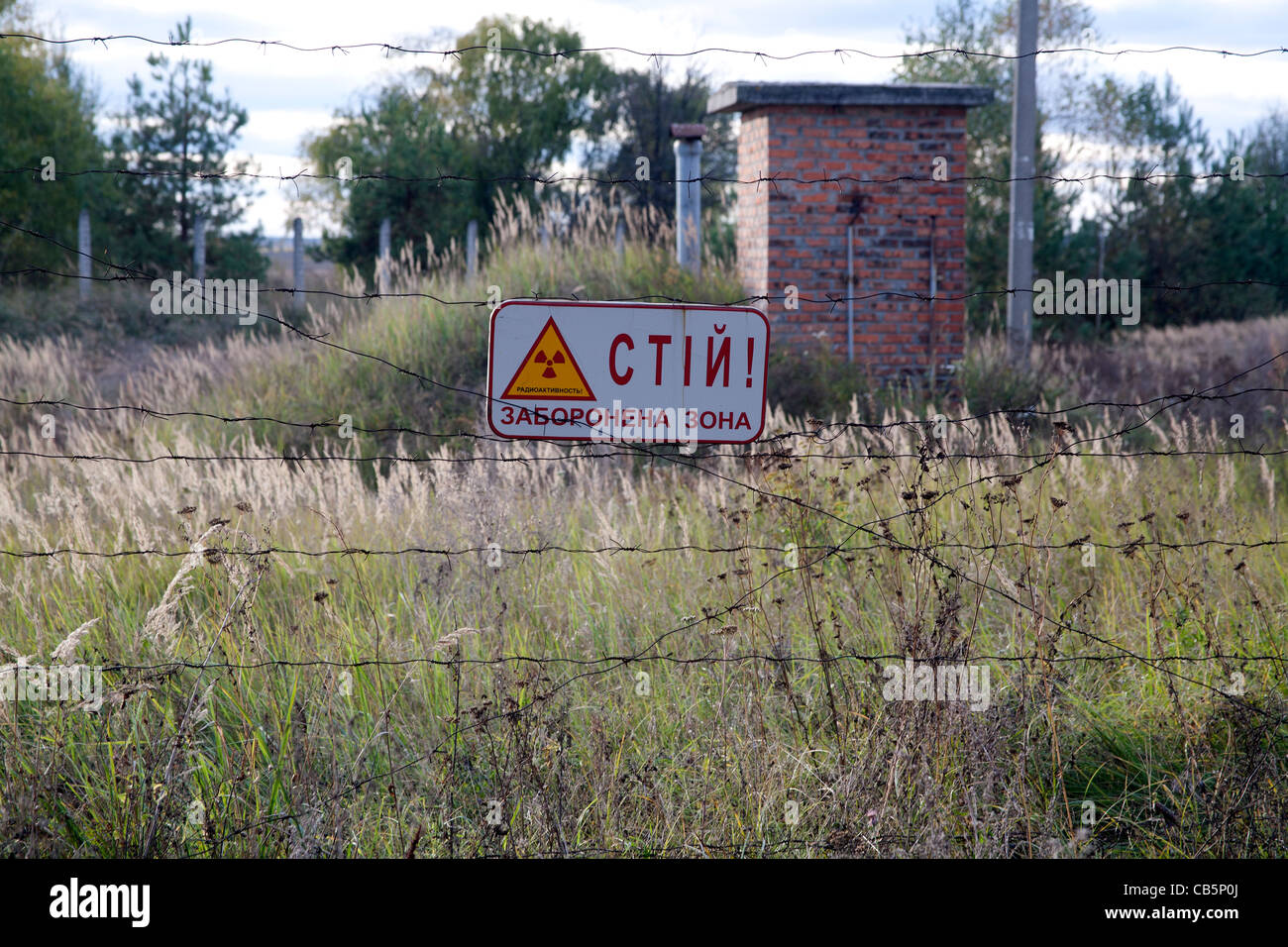 Radioaktivität Warnung Seite in der Landschaft rund um das Kernkraftwerk Tschernobyl, Tschernobyl Ukraine Stockfoto