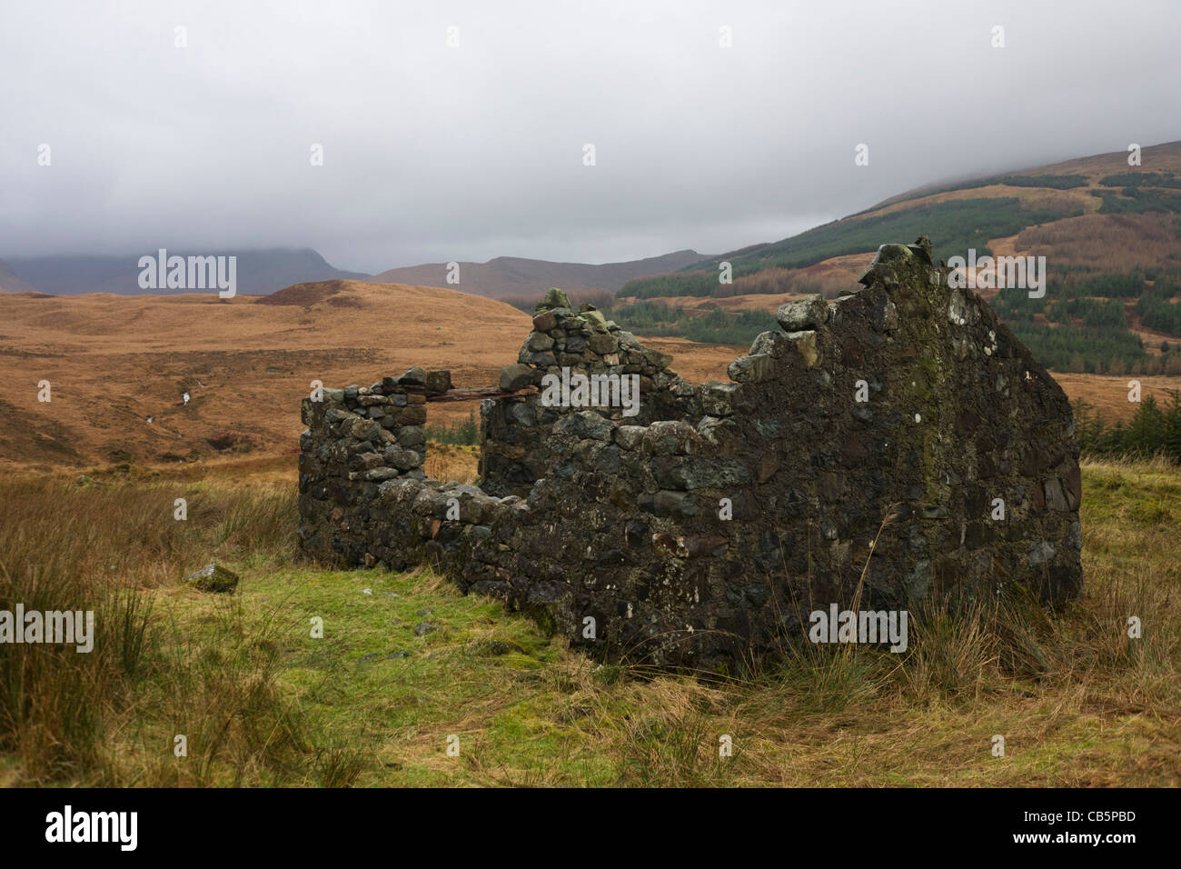 Ruiniert, Wirtschaftsgebäude und entfernten Glen More, Isle of Mull, Schottland. Stockfoto