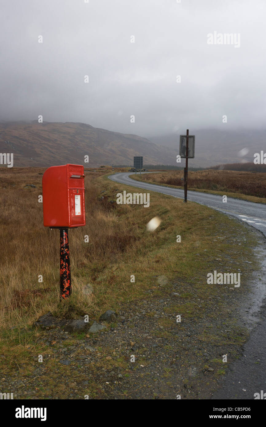 Briefkasten am Zusammenfluss von B8035 und A849 Straßen in der Nähe von Pennyghael, Isle of Mull, Schottland. Stockfoto