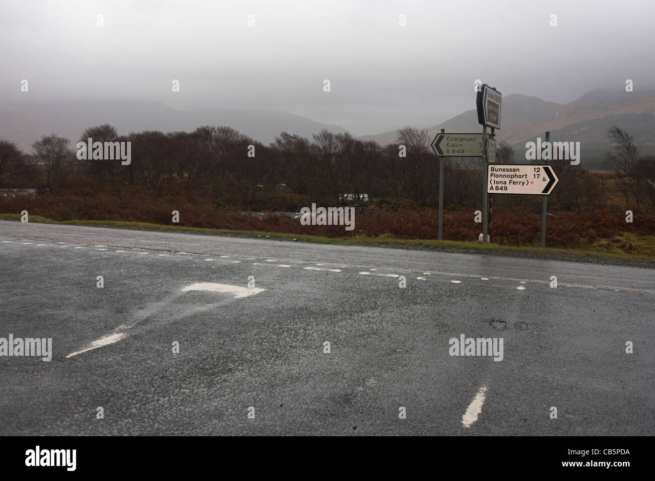 Kreuzung von B8035 und A849 Straßen in der Nähe von Pennyghael, Isle of Mull, Schottland. Stockfoto