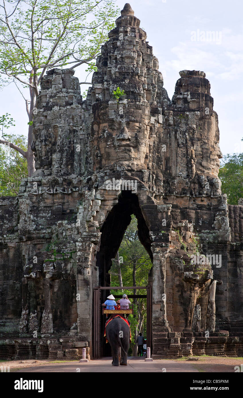 Touristen auf einem Elefanten. Tor zum Angkor Thom. Angkor. Kambodscha Stockfoto