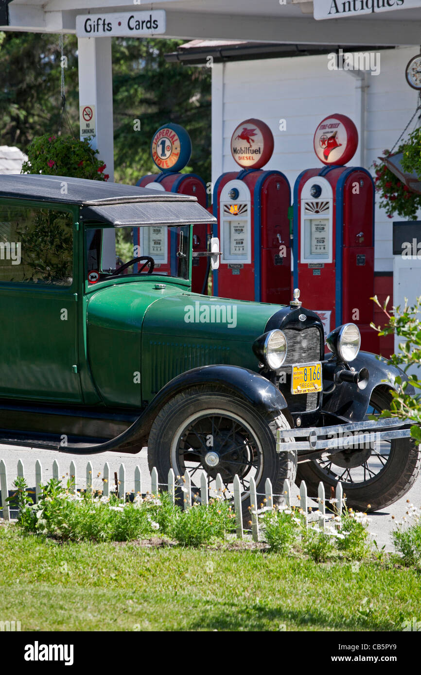 Historisches Fahrzeug Ford. Gustavus Tankstelle. Alaska. USA Stockfoto