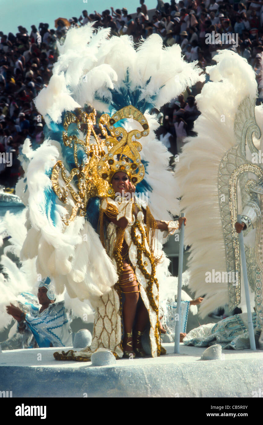 Rio De Janeiro, Brasilien. Samba-Schule; Karnevalskönigin auf einem Schwimmer während der Parade durch die Sambadrome mit weiß und Touquoise Feder Kopfschmuck. Stockfoto