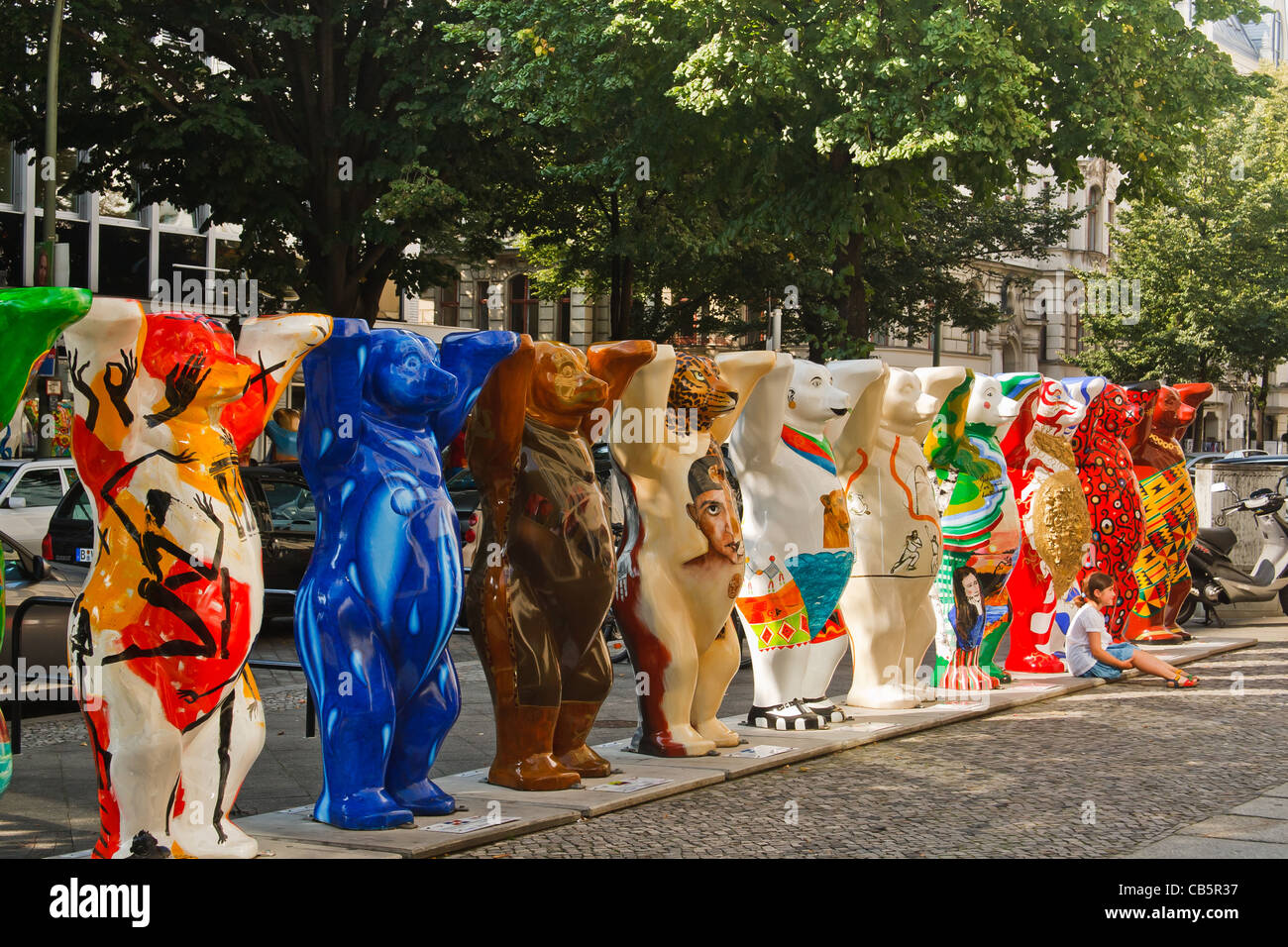 Zeile der United Buddy Bears - bemalte lebensgroße Fiberglas Skulpturen am Kurfürstendamm, Berlin, Deutschland. Stockfoto