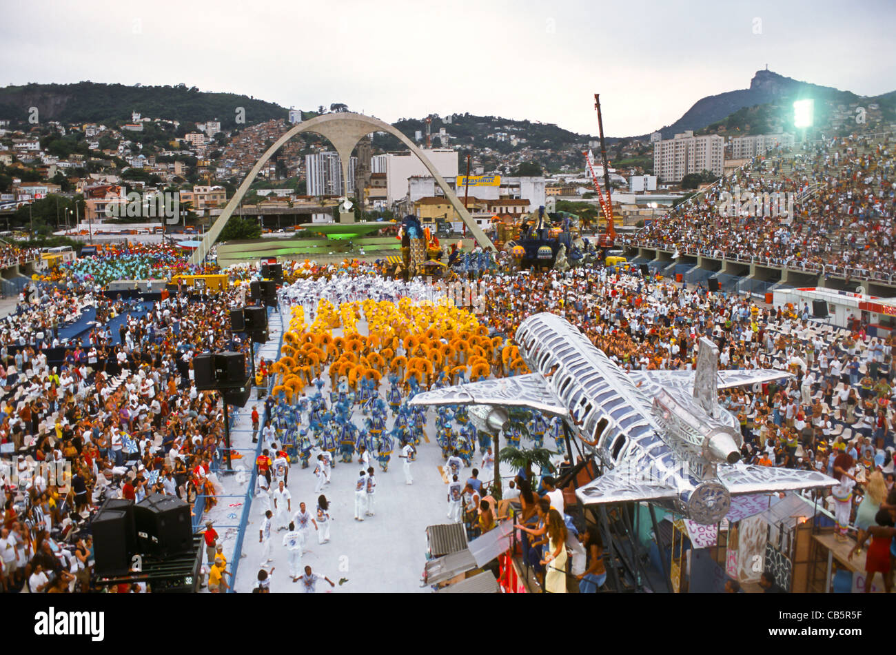 Rio De Janeiro, Brasilien. Samba-Tänzer während der Karnevalsumzug; mit Flugzeug schweben. Stockfoto