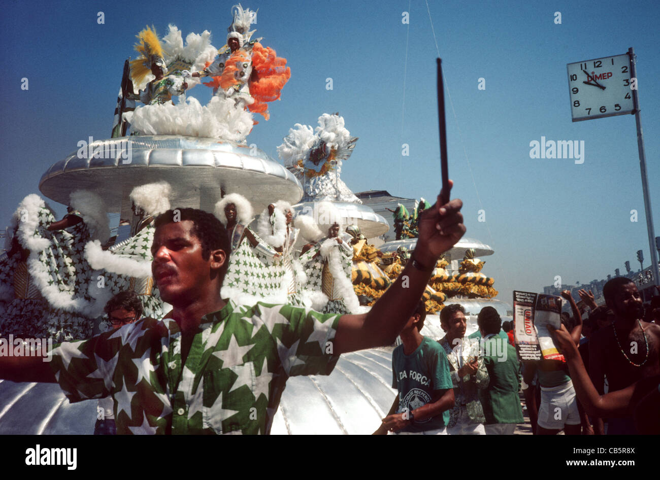 Rio De Janeiro, Brasilien. Samba-Tänzer auf einem riesigen Schwimmer während der Karnevalsumzug; Schlagzeuger im grünen Sternenhimmel Hemd. Stockfoto