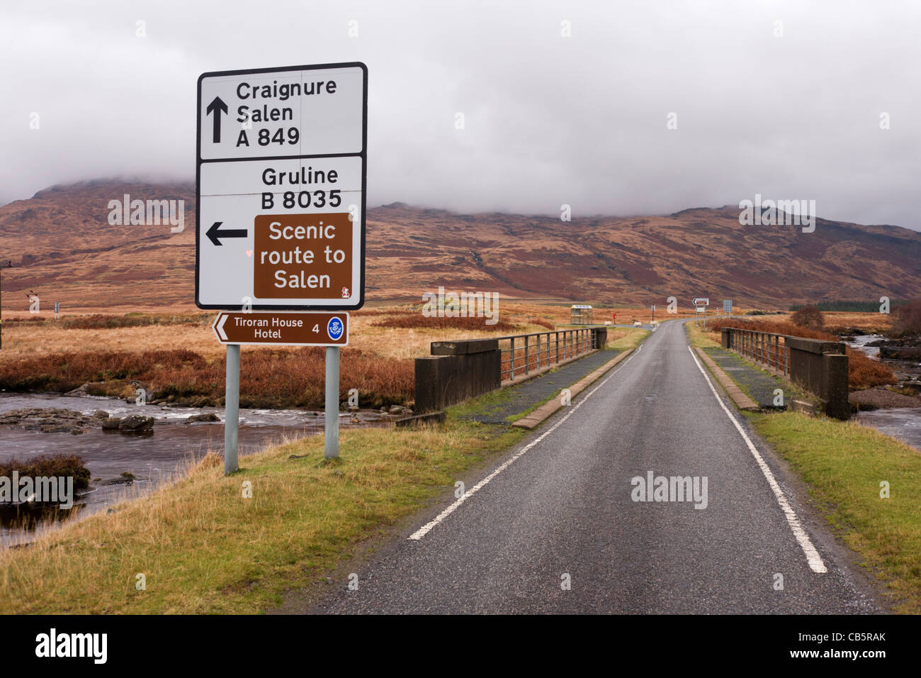 Kreuzung von B8035 und A849 Straßen in der Nähe von Pennyghael, Isle of Mull, Schottland. Stockfoto