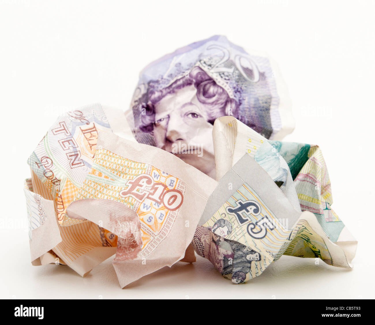 Britisches Papiergeld zerbrach in einem Ball. Banknoten auf weißem Hintergrund. Fünf, zehn und zwanzig Pfund Sterling-Scheine wurden zusammengeschrumpft und weggeworfen. Stockfoto