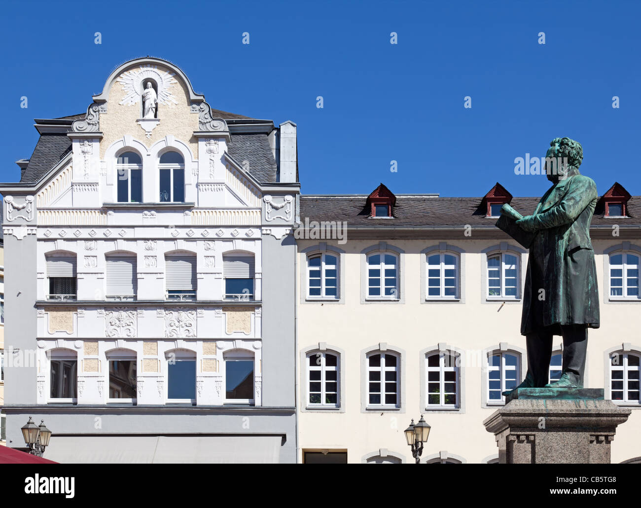 Die Statue von Johannes Mueller und historischen Gebäuden in der schönen Altstadt (Altstadt) von Koblenz die Jesuiten Square. Stockfoto