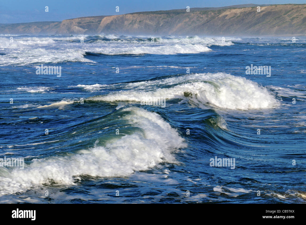 Portugal, Algarve: Wellen am Strand Praia da Bordeira Stockfoto