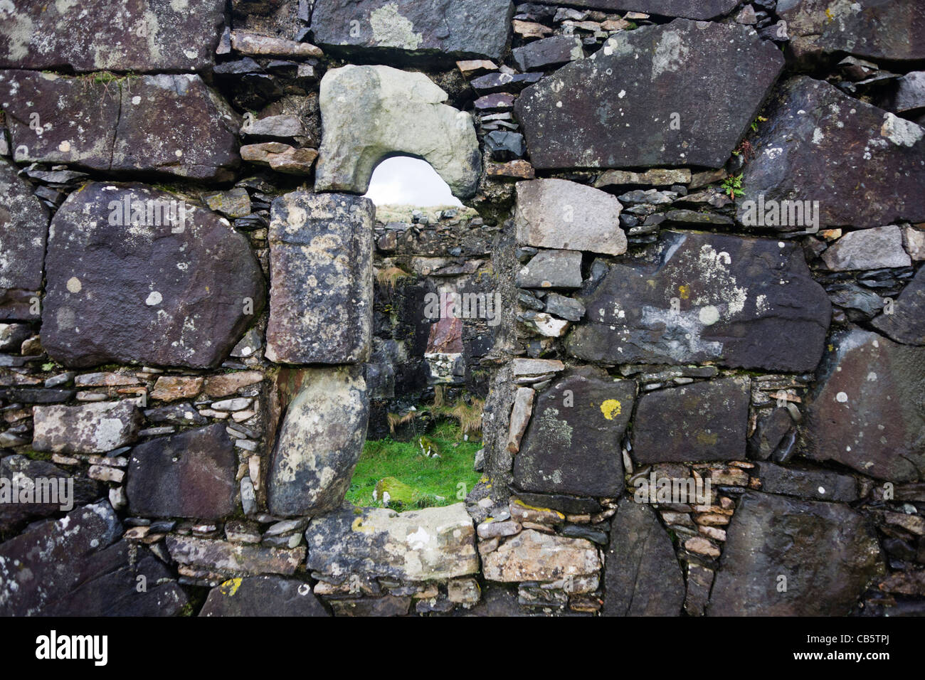 Blick durch ein Fenster der alten Kapelle in Pennygowan Friedhof (Caol Fhaoileann), Salen Isle of Mull, Schottland. Stockfoto