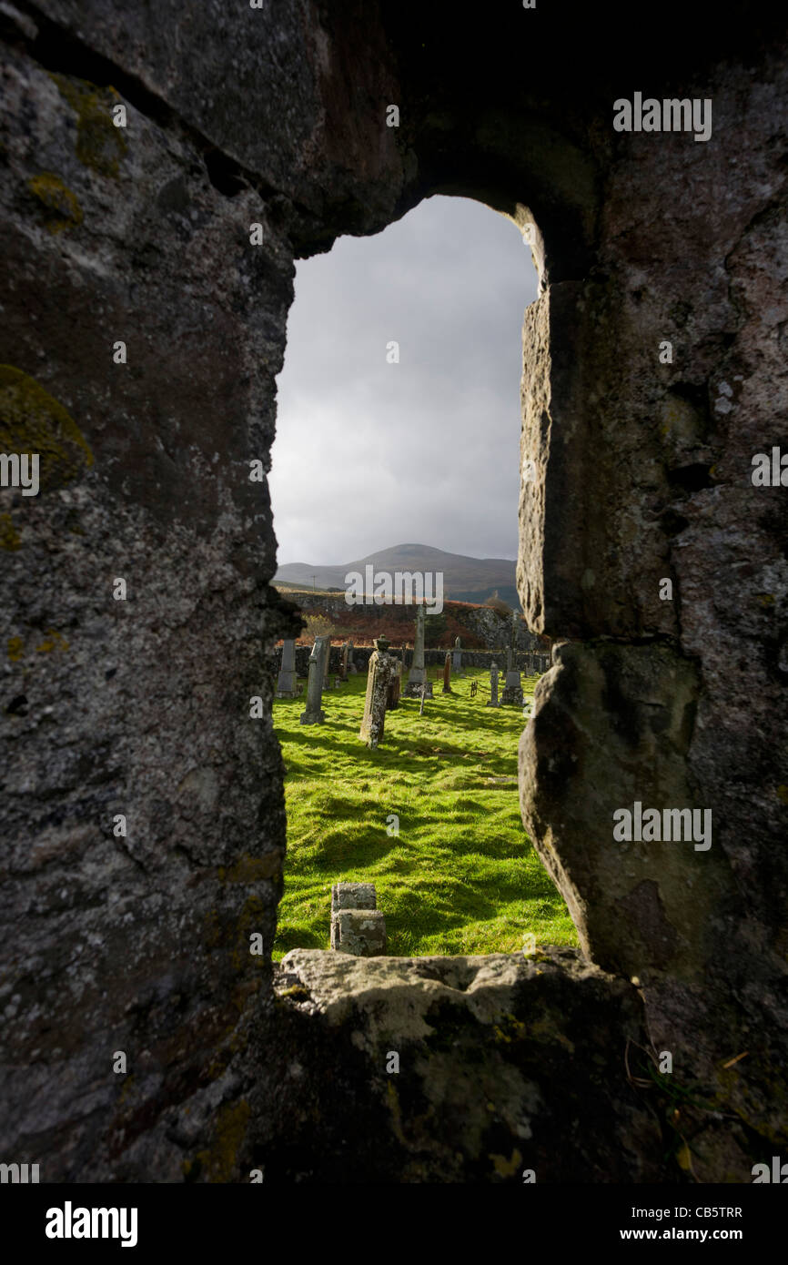 Blick durch ein Fenster der alten Kapelle in Pennygowan Friedhof (Caol Fhaoileann), Salen Isle of Mull, Schottland. Stockfoto