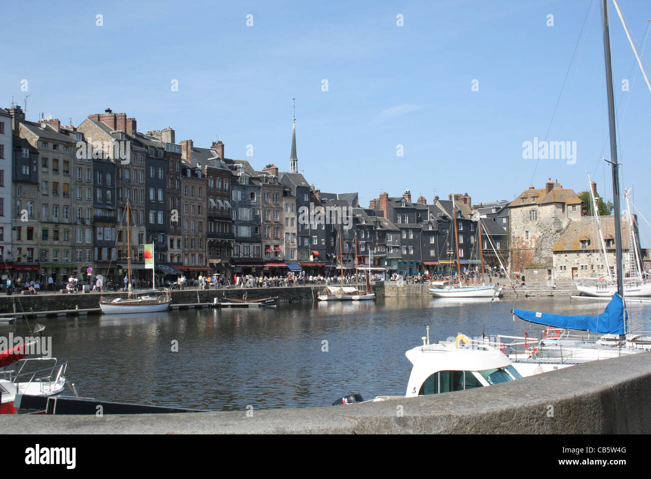 Blick auf den Hafen in Honfleur, Normandie, Frankreich. Häuser mit typischen Stil und alte Fenster, Boote, siehe Stockfoto