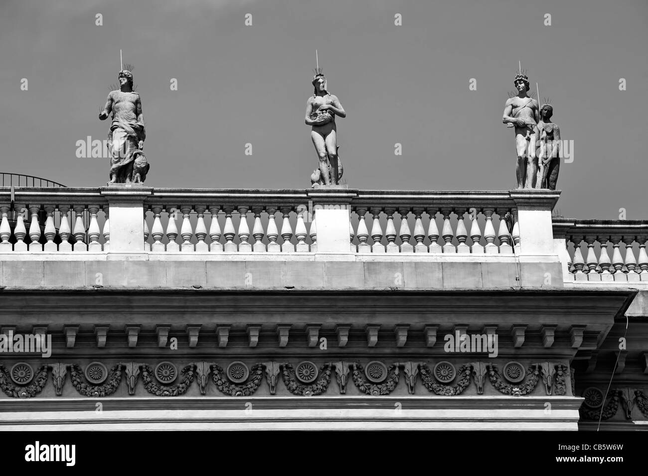 Skulpturen auf dem Dach der Villa Belgiojoso Bonaparte in Mailand, Italien Stockfoto