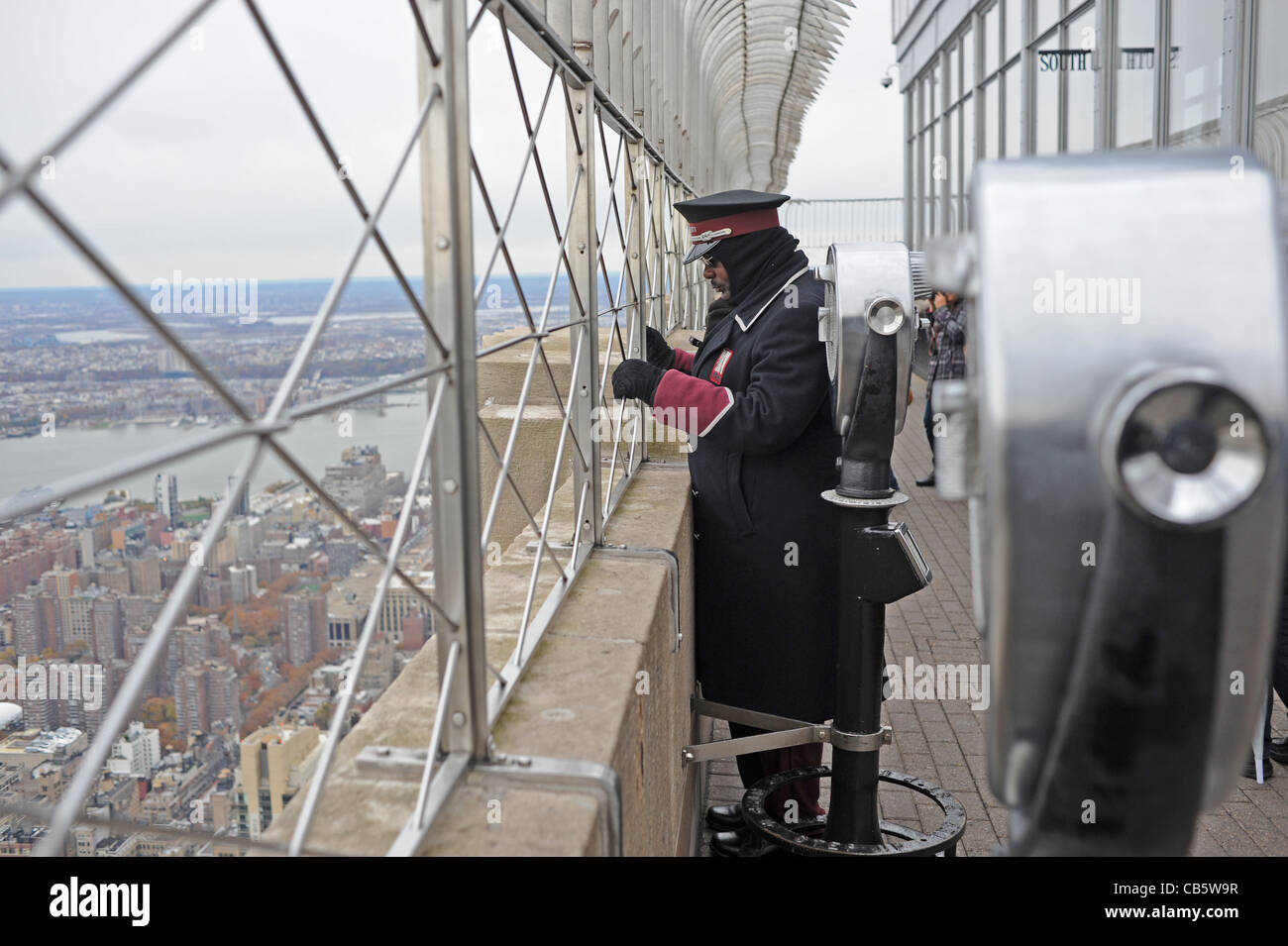 Sicherheitspersonal in uniform mit Blick von der Aussichtsplattform am Empire State Building Manhattan New York NYC USA Stockfoto