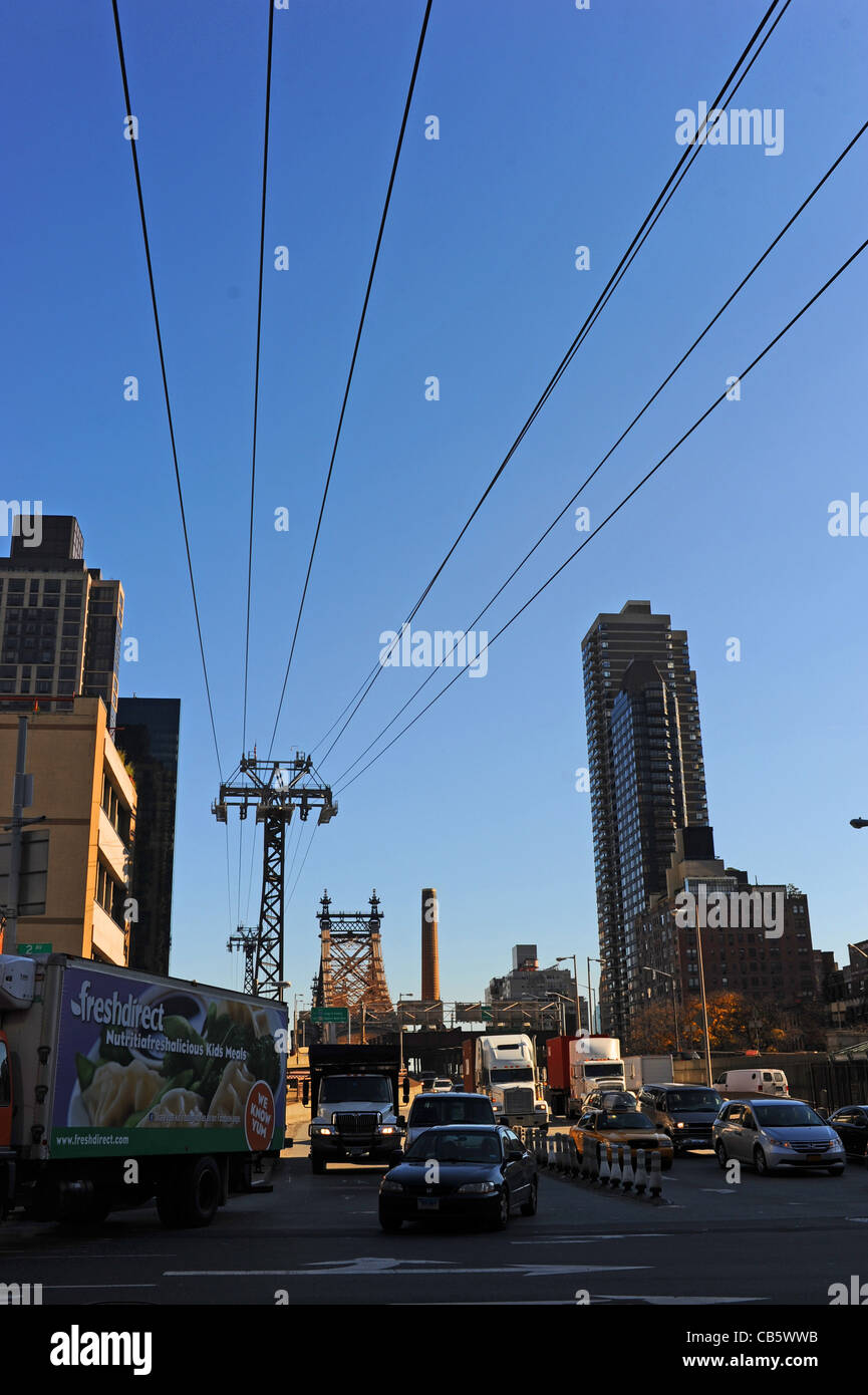 Verkehr kommt von der Queensborough Bridge in Manhattan New York NYC USA Stockfoto