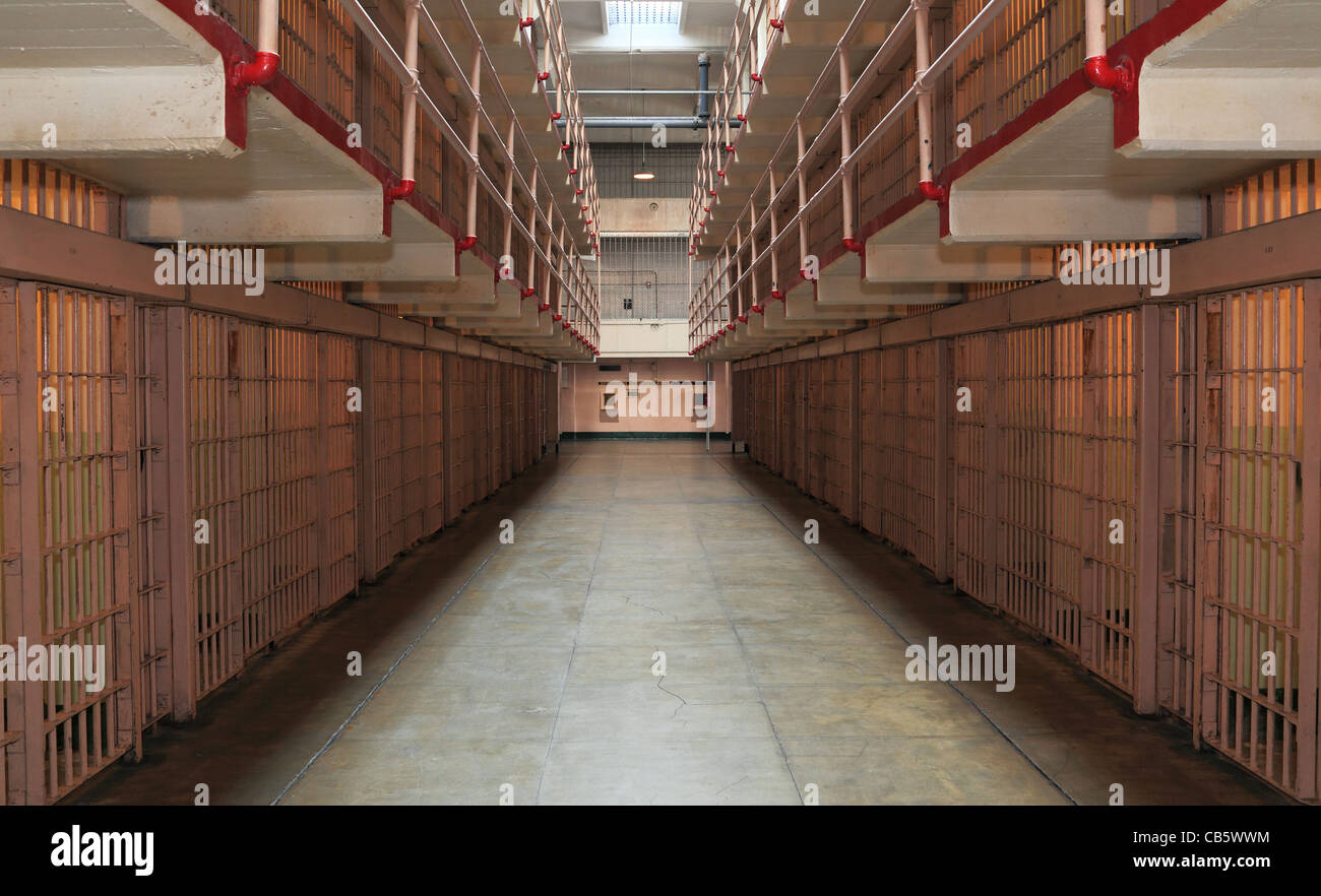 Lange Reihe von Gefängniszellen in dieser Zellenblock. Stockfoto