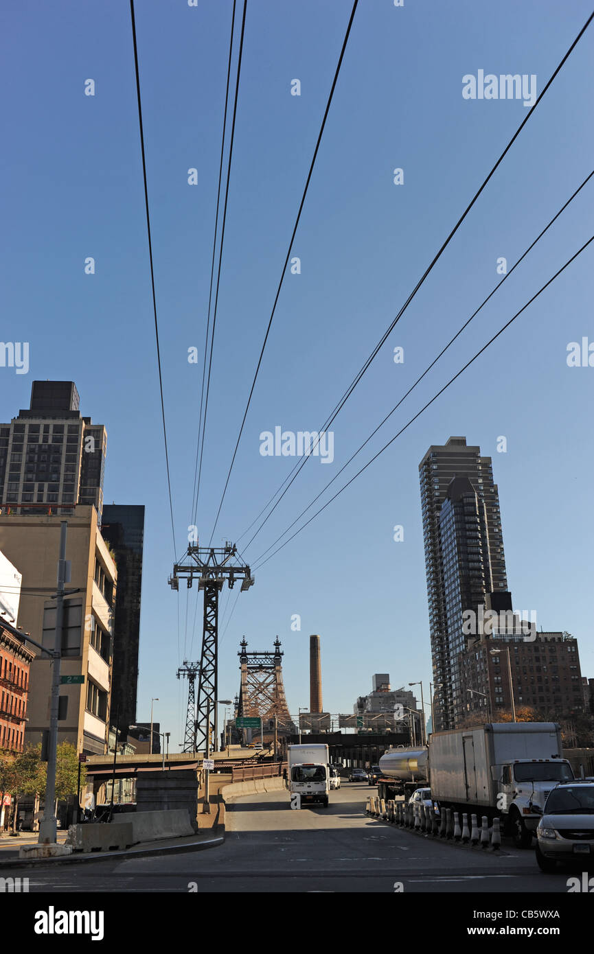 Verkehr kommt von der Queensborough Bridge in Manhattan New York NYC USA Stockfoto
