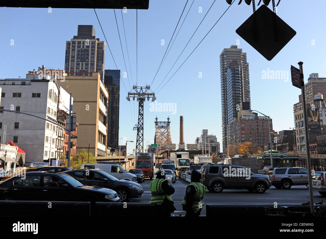 Verkehr kommt von der Queensborough Bridge in Manhattan New York NYC USA Stockfoto
