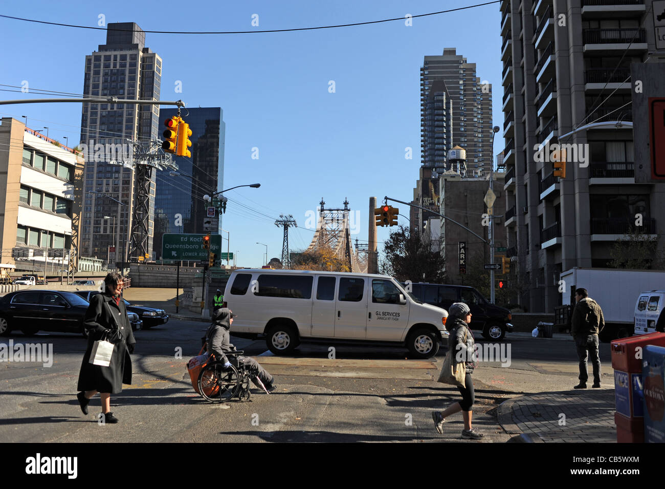 Verkehr kommt von der Queensborough Bridge in Manhattan New York NYC USA Stockfoto