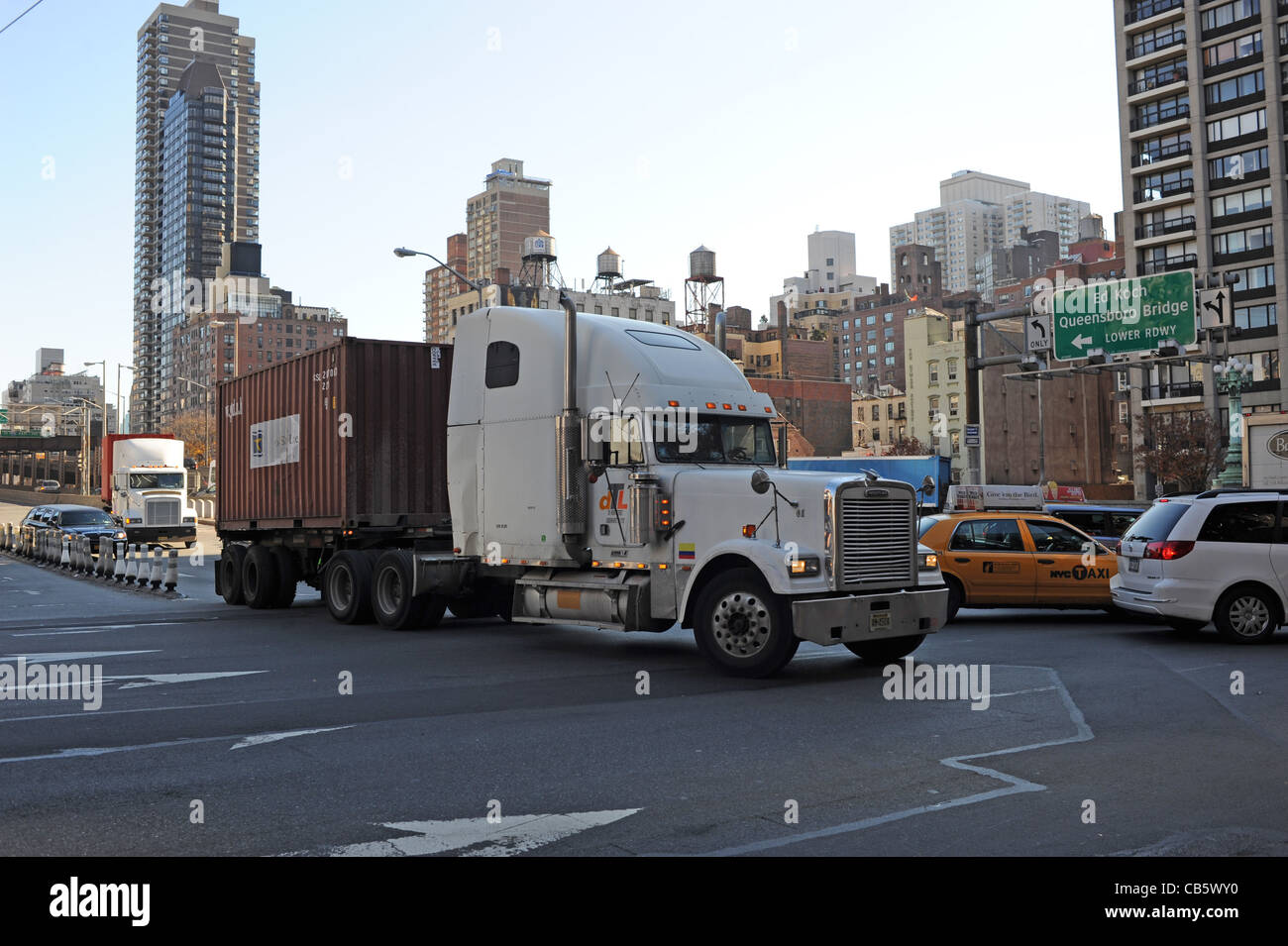 Verkehr kommt von der Queensborough Bridge in Manhattan New York NYC USA Stockfoto