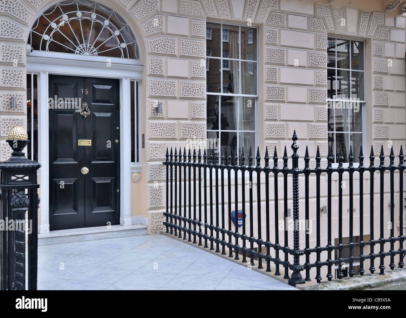 London: Haustür in ein klassisches viktorianisches Herrenhaus. Portland Place, London Stockfoto