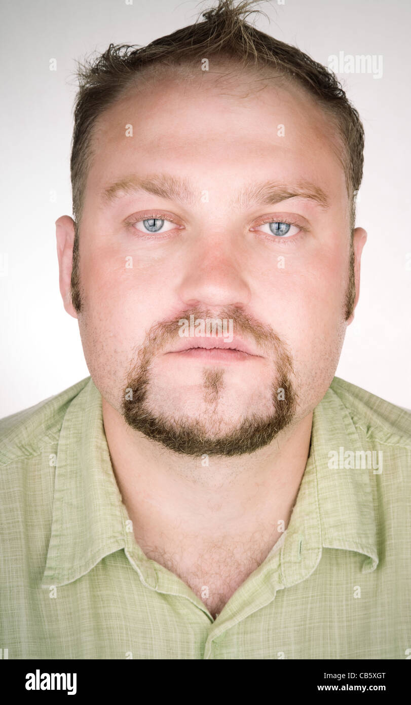 Dicker mann mit bart Fotos und Bildmaterial in hoher Auflösung Alamy