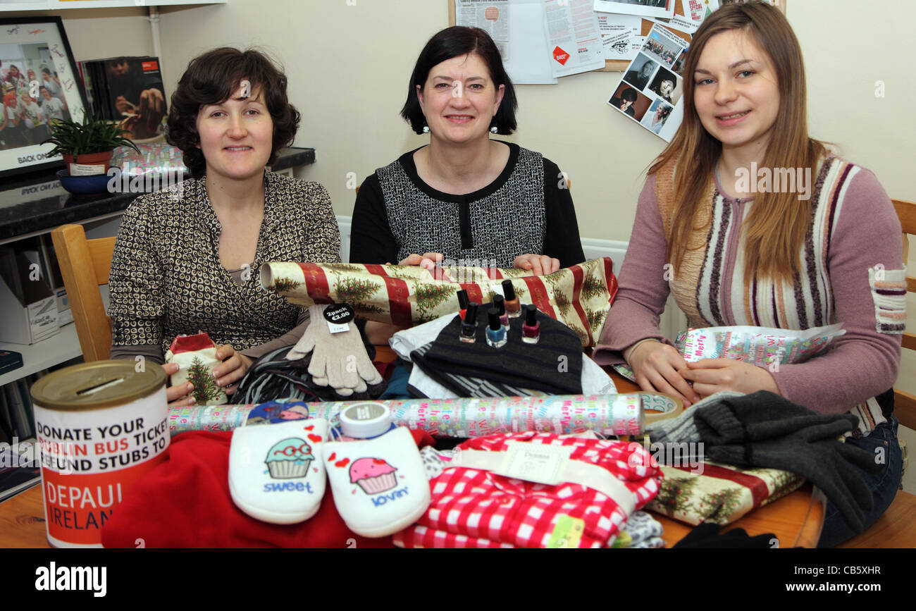 Noreen Fahy (Mitte) und Helfer bietet Gründer der Wohltätigkeitsorganisation Geschenke für alles, was Geschenke für Obdachlose zu Weihnachten Stockfoto