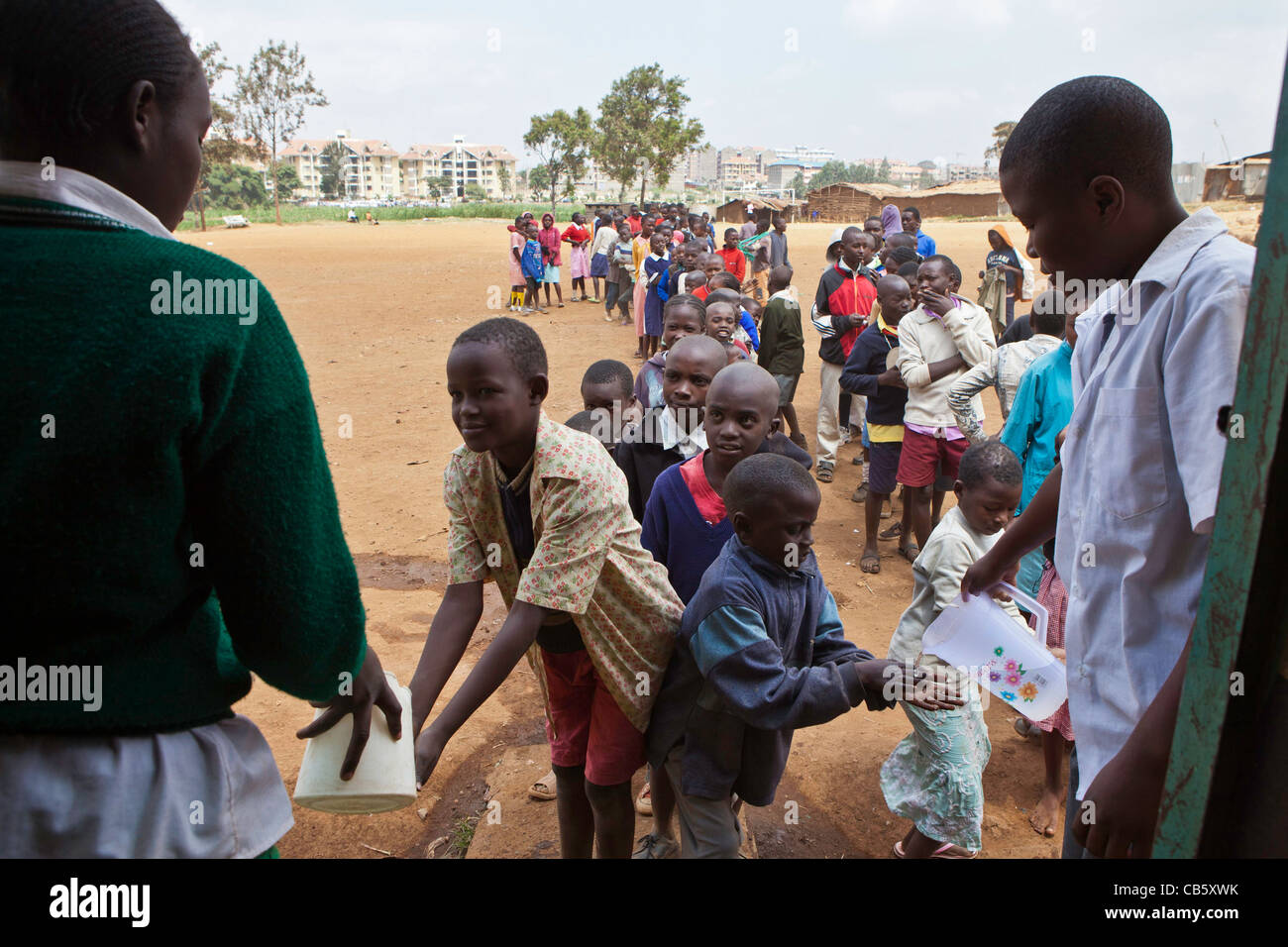 Schülerinnen und Schüler waschen ihre Hände in Kibera Schule, Nairobi, wo eine NGO eine mittags-Fütterung-Programm läuft. Stockfoto