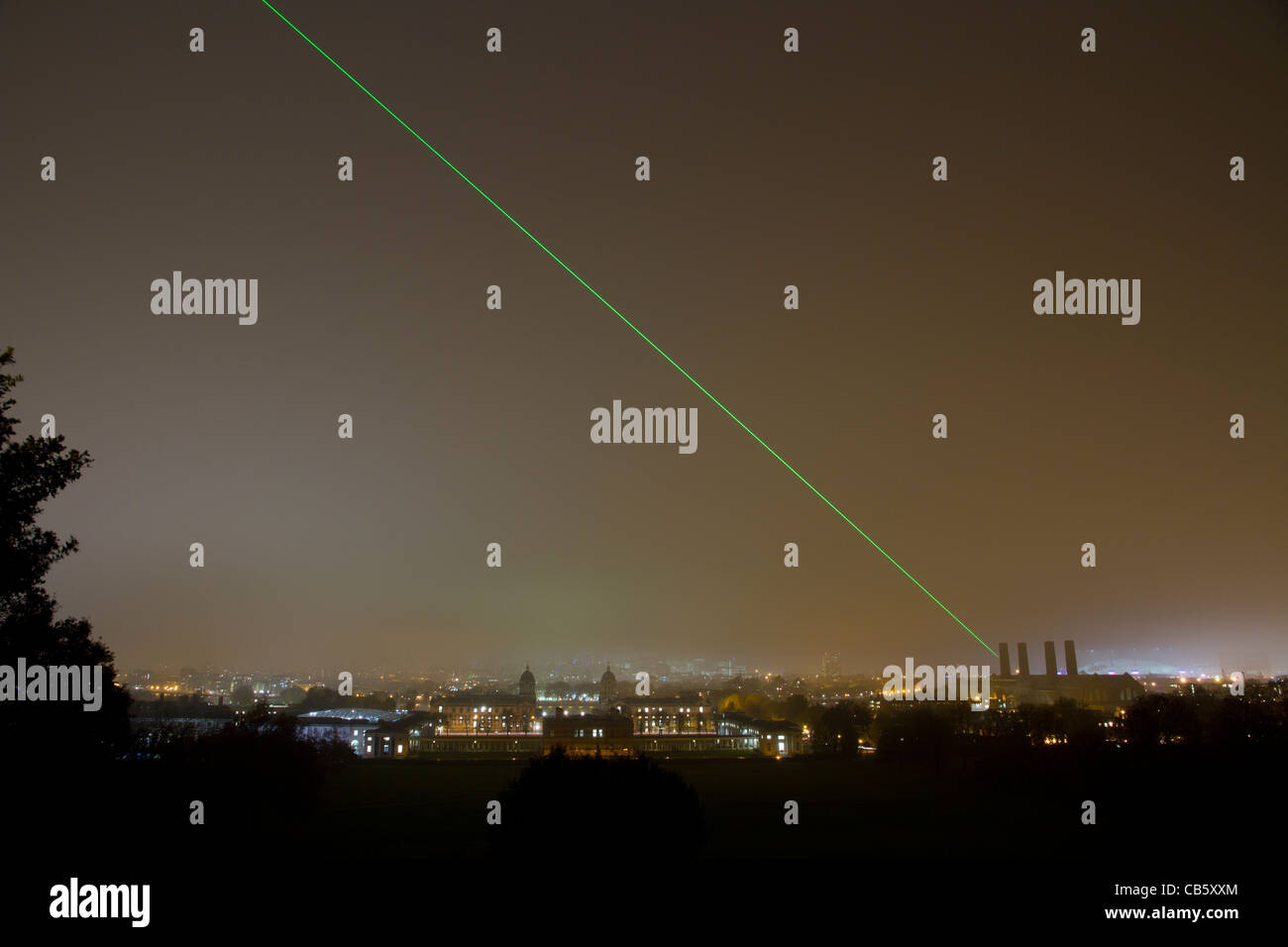 Laser aus dem Royal Observatory in Greenwich projiziert wird, über die Skyline von London der Nullmeridian Markierungslinie Stockfoto