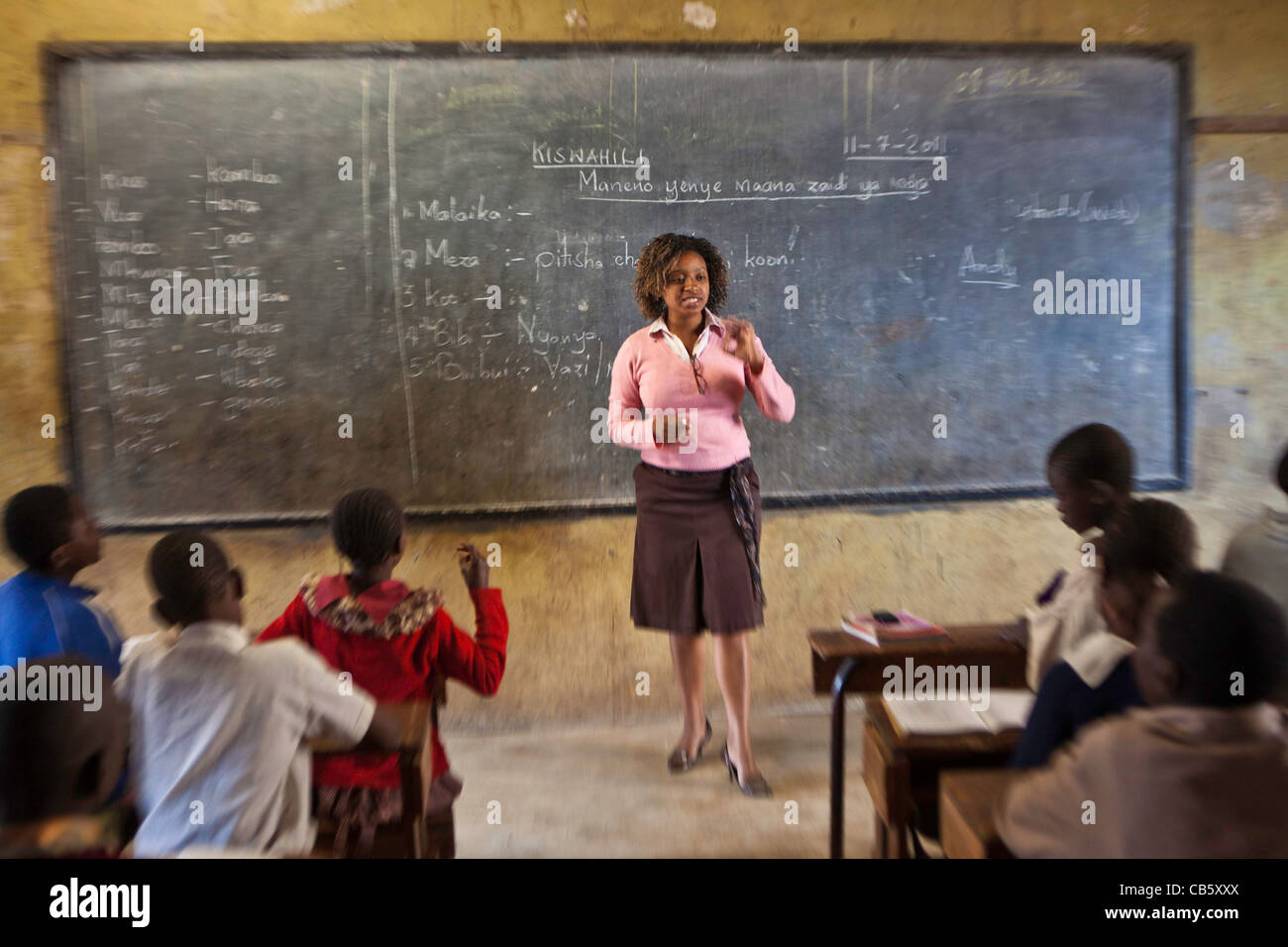 Lehrer und Klasse im Klassenzimmer an Mathare Schule in Nairobi, Kenia. NGO Undugu Society of Kenya führt verschiedene Programme. Stockfoto