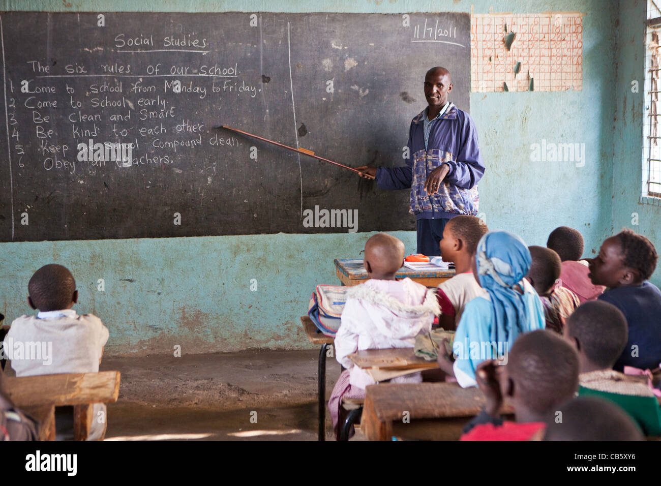 Lehrer und Klasse im Klassenzimmer an Mathare Schule in Nairobi, Kenia. NGO Undugu Society of Kenya führt verschiedene Programme. Stockfoto