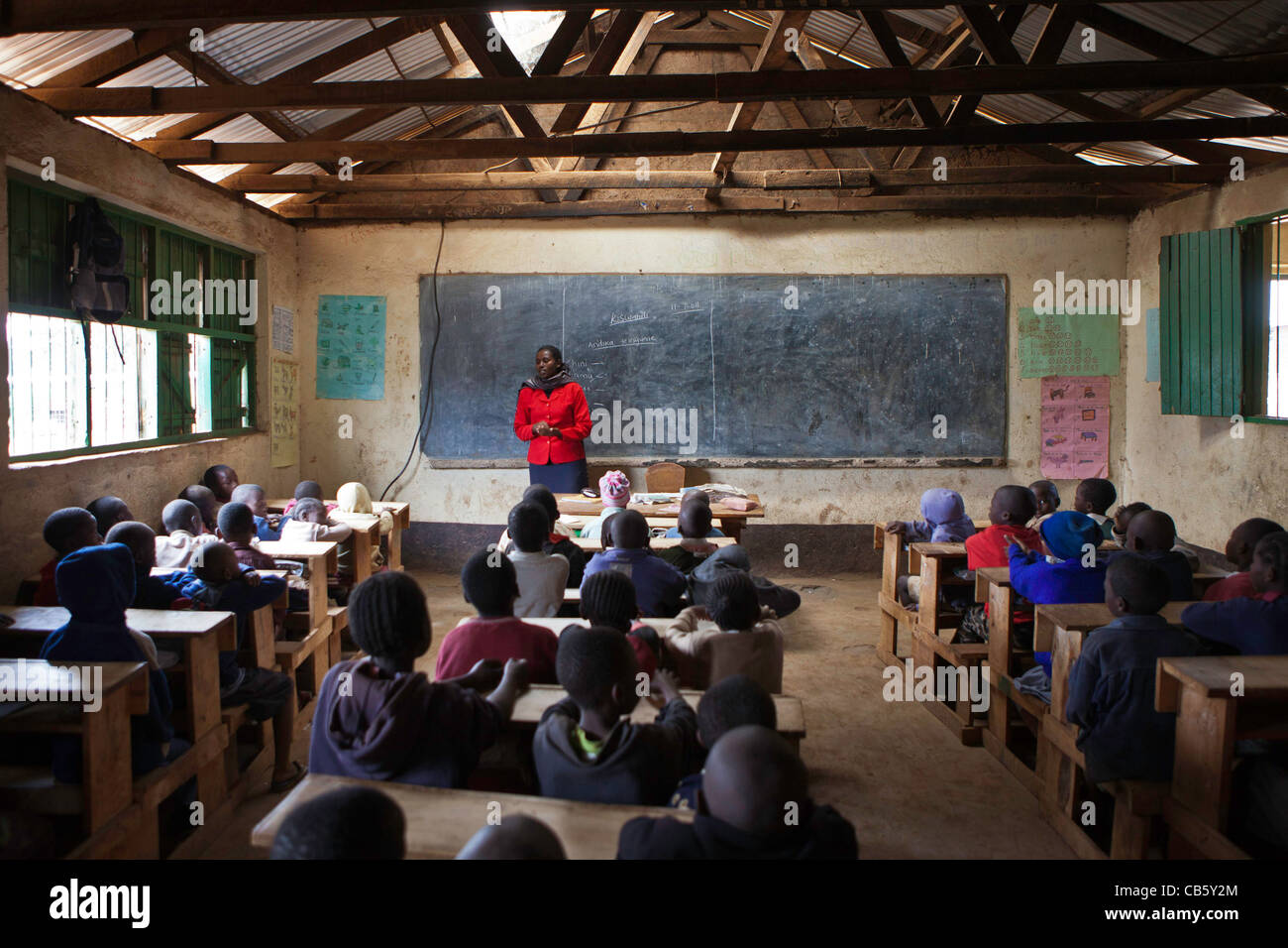 Ein Lehrer steht im Unterricht ein Englisch-Kurs. Eine NGO betreibt verschiedene Bildungsprogramme, die Schule zu helfen. Nairobi. Stockfoto