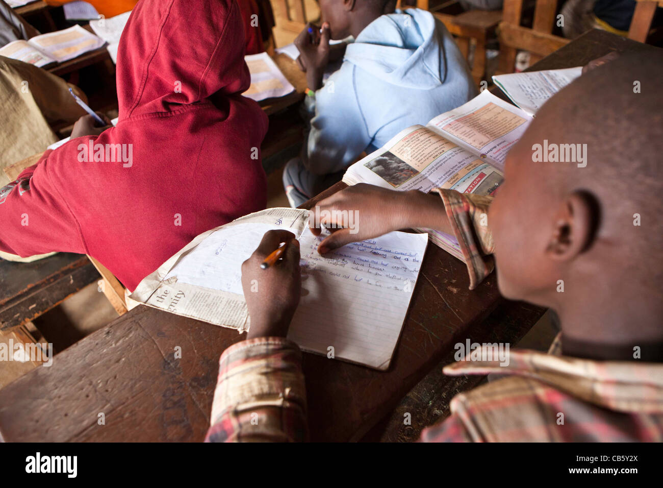 Kinder an ihren Schreibtischen im Klassenzimmer während einer Klasse. Eine NGO betreibt verschiedene Bildungsprogramme, die Schule und die Schülerinnen und Schüler zu helfen. Stockfoto