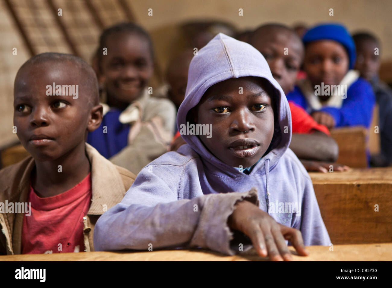 Kinder an ihren Schreibtischen im Klassenzimmer während einer Klasse. Eine NGO betreibt verschiedene Bildungsprogramme, die Schule und die Schülerinnen und Schüler zu helfen. Stockfoto