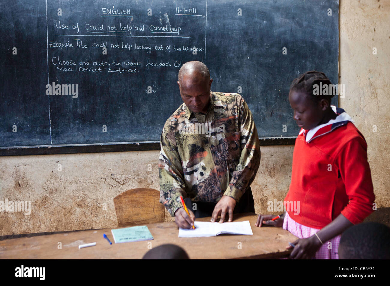 Lehrer und Schüler im Klassenzimmer während einer Klasse. Eine NGO betreibt verschiedene Bildungsprogramme, die Schule und die Schülerinnen und Schüler zu helfen. Stockfoto