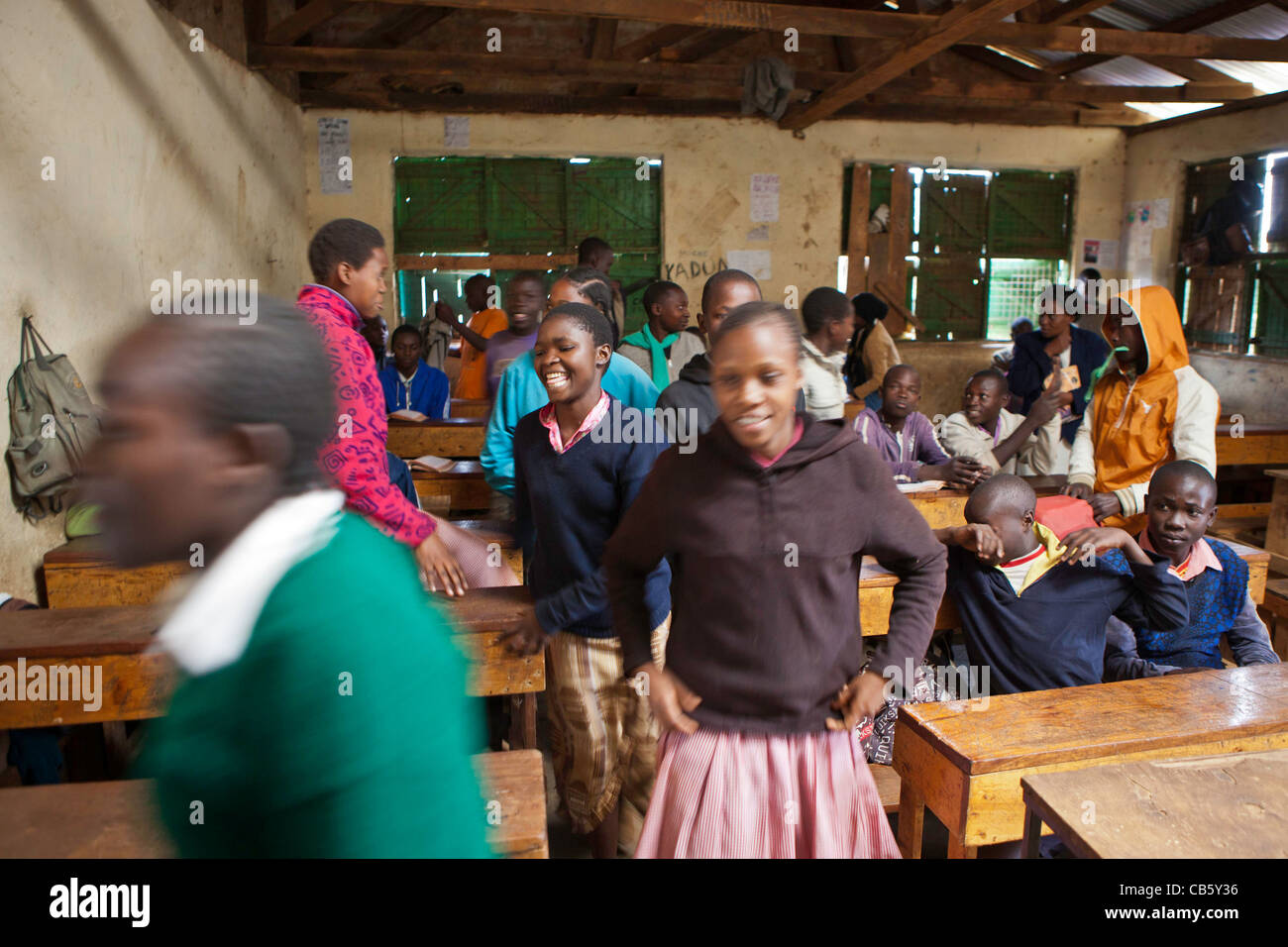 Kinder im Klassenzimmer während einer Klasse. Eine NGO betreibt verschiedene Bildungsprogramme, die Schule und die Schülerinnen und Schüler zu helfen. Stockfoto