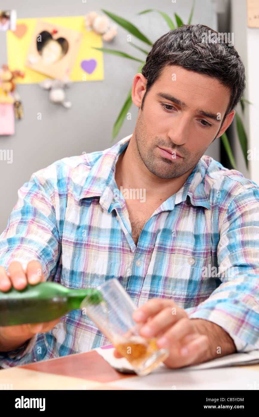 Mann mit einem Bier Stockfoto