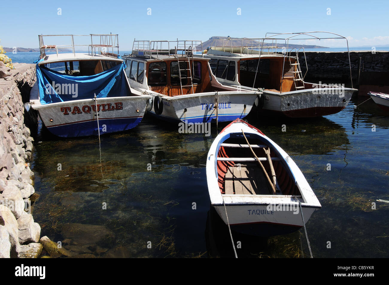 Boote im Hafen der Insel Taquile, Titicacasee, Peru Stockfoto