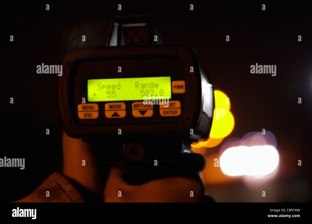 Pro Laser-Geschwindigkeit-Pistole verwendet wird, in der Nacht Stockfoto