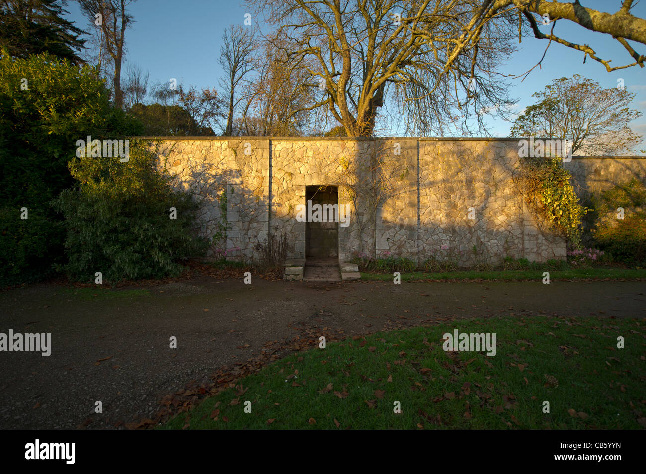 Tor in einer Mauer in den Gärten der Oldway Mansion, Paignton, Torbay, Devon, UK. Stockfoto