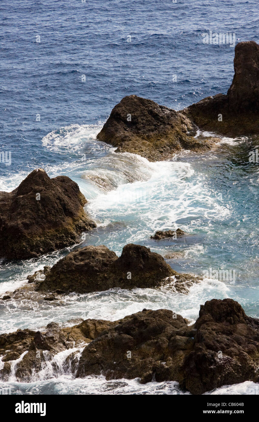 Raue See und Felsen, Ponta da Cruz, in der Nähe von Funchal, Madeira Stockfoto