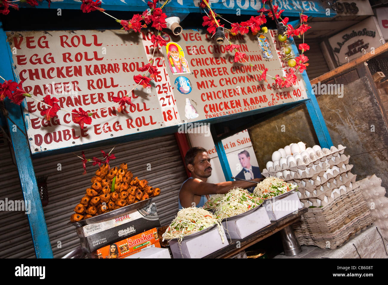 Indien, Westbengalen, Kolkata, Chowringhee, neuer Markt, Lindsay Street am Straßenrand Roll stall Stockfoto