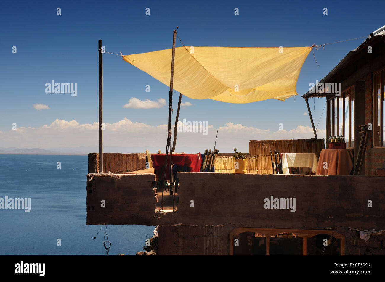 Ein Außenrestaurant auf Taquile Insel über dem Titicaca-See Stockfoto