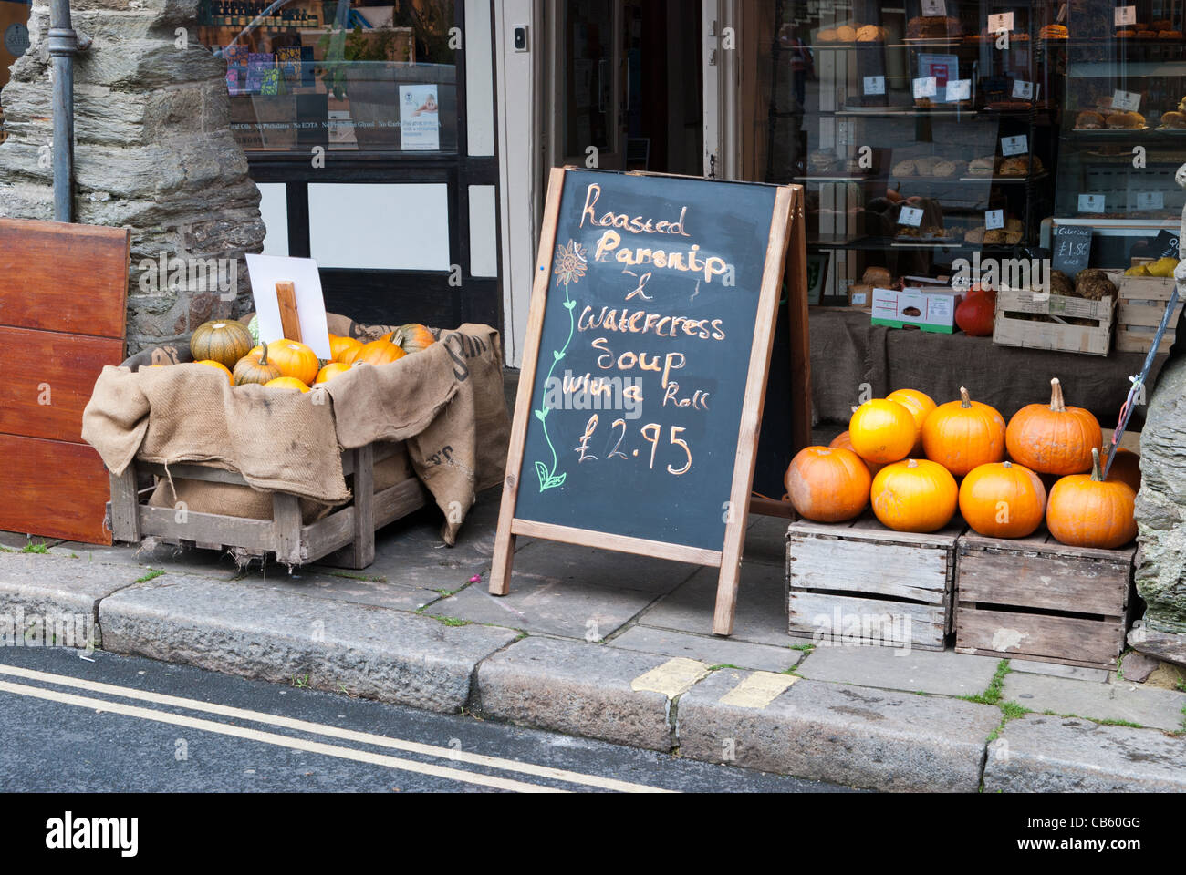 Kürbisse für den Verkauf außerhalb ein Naturkost-Café in Totnes, Devon Stockfoto